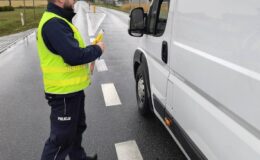 policjant kontrolujący kierowcę w ramach akcji "Trzeźwość" / fot. policja