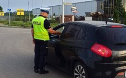 działania "trzeźwość" w powiecie działdowskim, widać policjanta i samochód /fot. policja