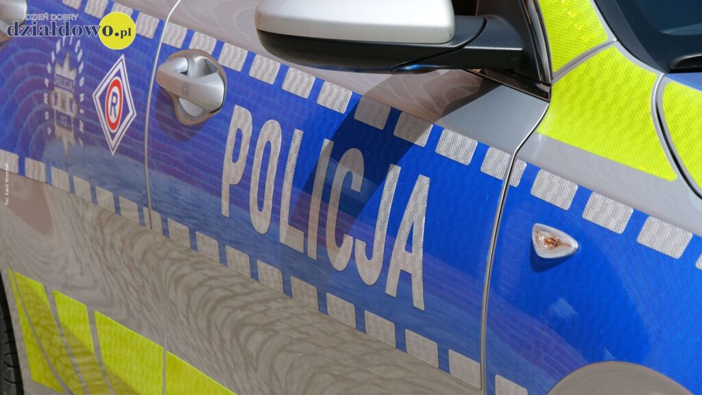 napis policja na drzwiach samochodu