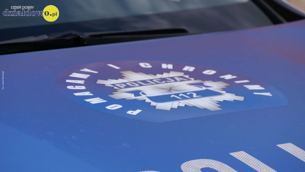 Święto Policji w Działdowie 2025 odznaka policyjna na masce samochodu
