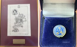 pamiątkowy dyplom i medal dla pani doktor Bogumiły Tomczyk