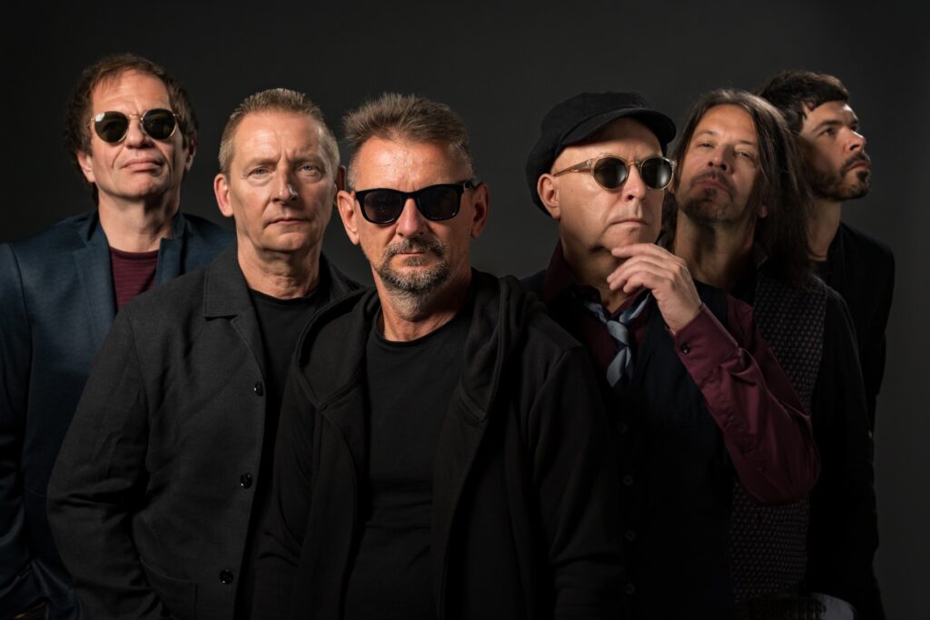 Sztywny Pal Azji w Działdowie! "Wieża radości tour". Zapraszamy na koncert fotografia przedstawiająca 6 mężczyzn - zespół Sztywny Pal Azji