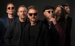 fotografia przedstawiająca 6 mężczyzn - zespół Sztywny Pal Azji