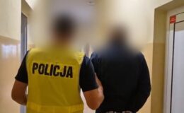 kadr z filmu przedstawiającego policjanta i zatrzymanego mężczyznę