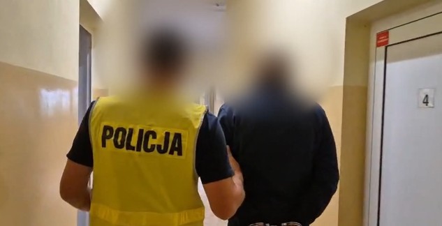 Oszuści "na pracownika banku" zatrzymani kadr z filmu przedstawiającego policjanta i zatrzymanego mężczyznę