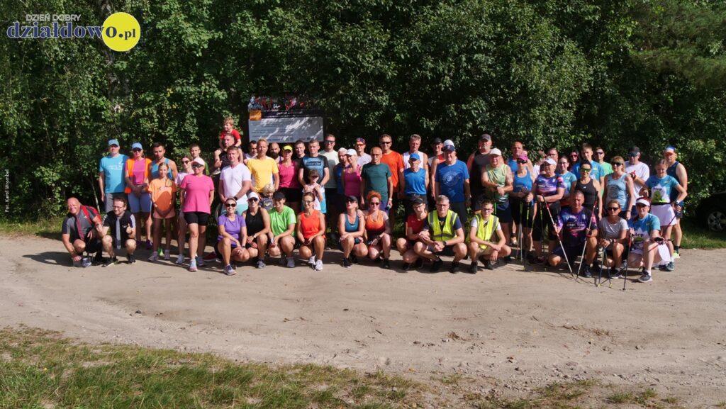 Urodzinowy parkrun Działdowo pamiątkowa fotografia uczestników 351. spotkania biegowego parkrun Działdowo
