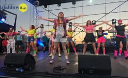 Joanna Kolk i tancerze podczas ubiegłorocznego bicia rekordu roztańczonych mieszkańców Działdowa