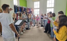 uczestnicy sekcji wokalnej MDK podczas zajęć