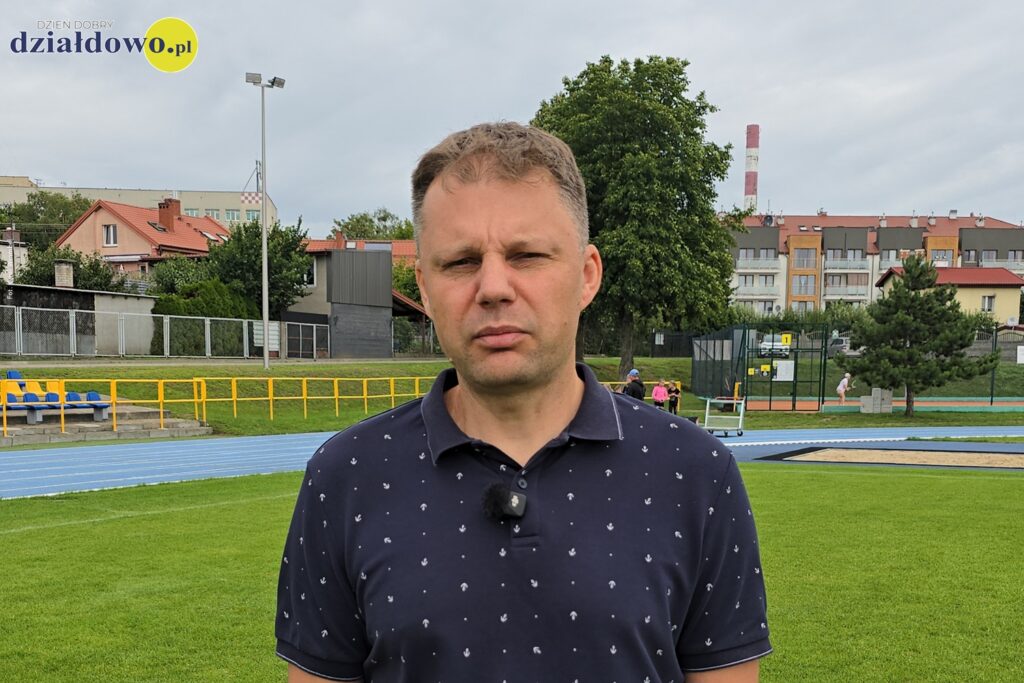 Co nas czeka w sierpniu w MOSiR w Działdowie dyrektor MOSiR w Działdowie Kacper Leśny, stoi na stadionie