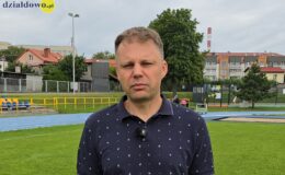 dyrektor MOSiR w Działdowie Kacper Leśny, stoi na stadionie