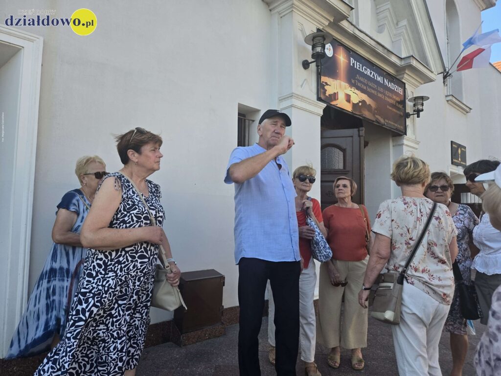 Spacer po Działdowie z jarmarkami w tle przewodnik Marian Odachowski i grupa uczestników "Spaceru po Działdowie"