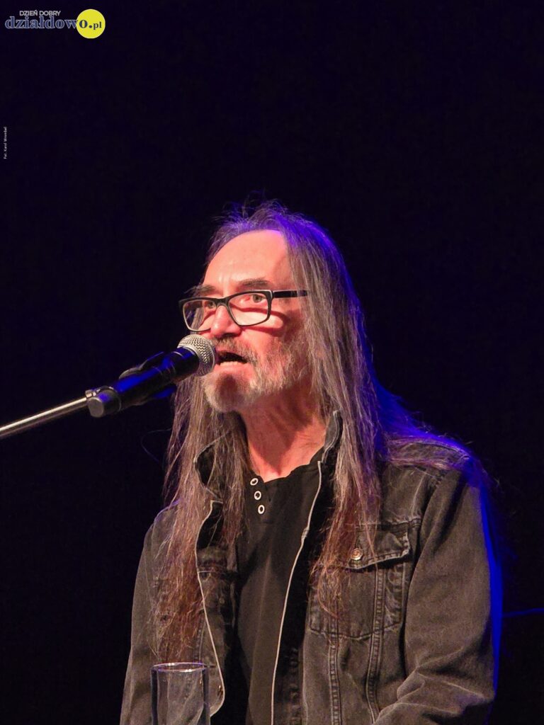 artysta występuje na scenie MDK w Działdowie