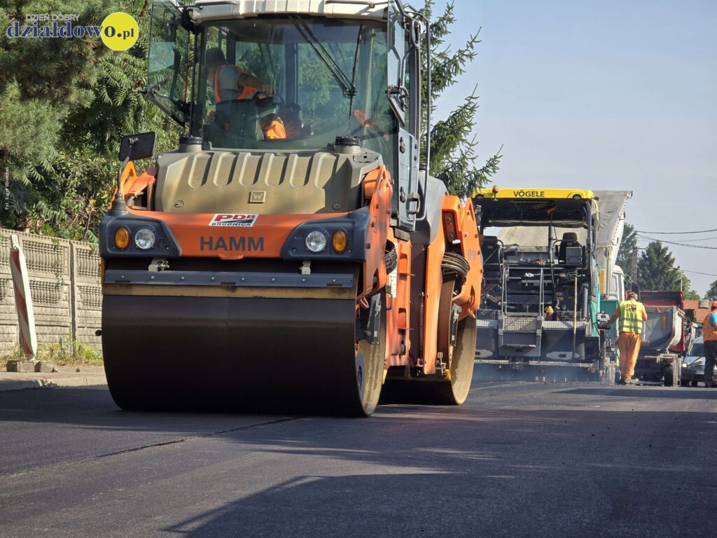 Prace drogowe na ul. Polnej na ukończeniu widać trwające remontowe prace na ul. Polnej w Działdowie