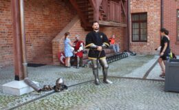 Turniej Rycerski na dziedzińcu zamkowym