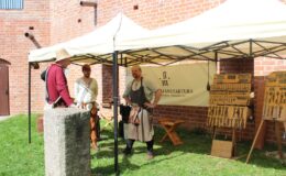 Turniej Rycerski na dziedzińcu zamkowym