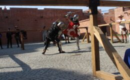 Turniej Rycerski na dziedzińcu zamkowym