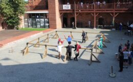 Turniej Rycerski na dziedzińcu zamkowym