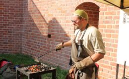 Turniej Rycerski na dziedzińcu zamkowym