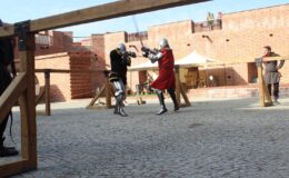 Turniej Rycerski na dziedzińcu zamkowym