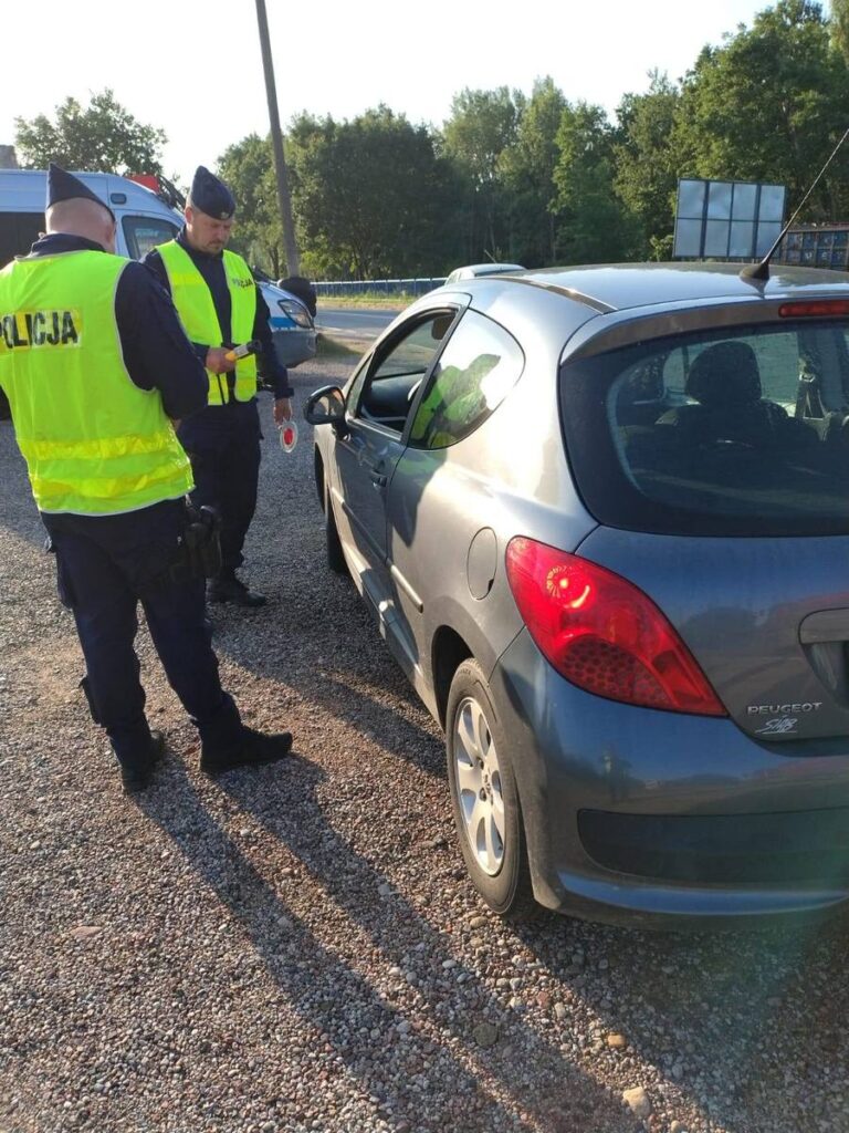 policjanci przeprowadzający działania Trzeźwość w powiecie działdowskim /fot. Policja