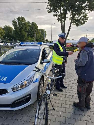 Akcja "Jednoślad" na drogach policjant i rowerzysta u którego sprawdzany jest stan trzeźwości /fot. policja