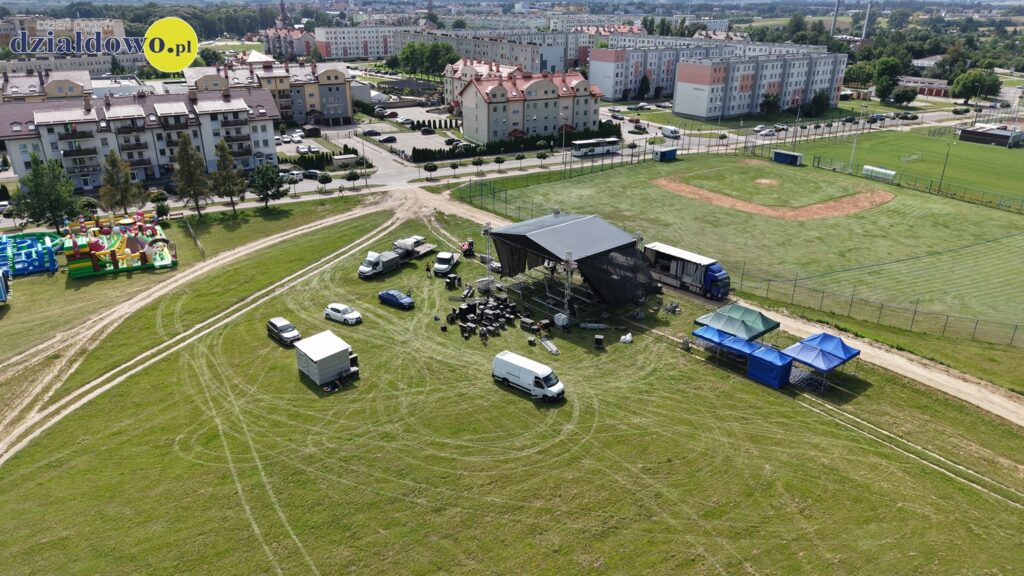14 sierpnia - startują Urodziny Działdowa montaż sceny na Dni Działdowa