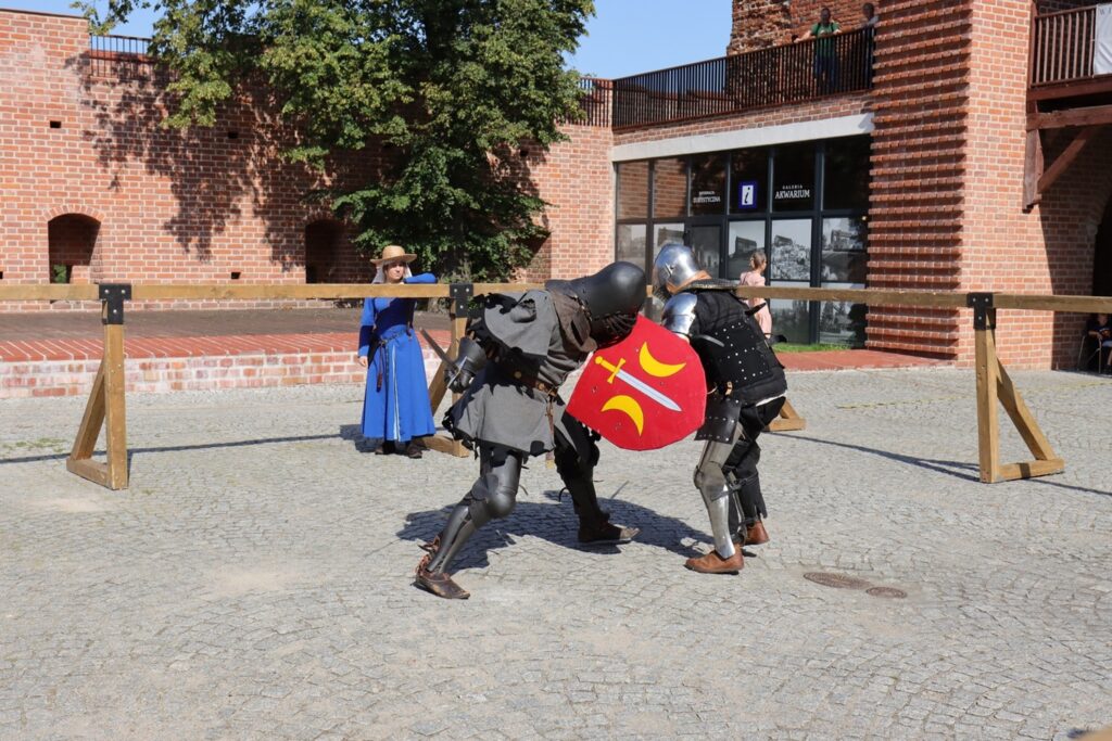 Turniej Rycerski na dziedzińcu zamkowym pokaz walki dwóch rycerzy