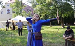 Turniej Rycerski na dziedzińcu zamkowym