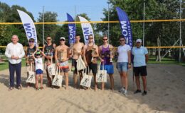 stoi grupa mężczyzn, uczestnicy turnieju z burmistrzem, dyrektorem MOSiR i sędzią