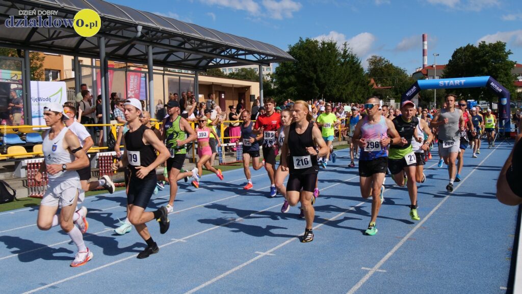 I edycja Urodzinowego Festiwalu Biegowego w ramach Dni Działdowa 2025 widać biegnących zawodników na bieżni działdowskiego stadionu