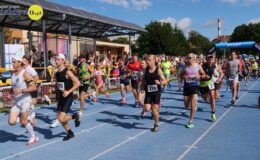 widać biegnących zawodników na bieżni działdowskiego stadionu