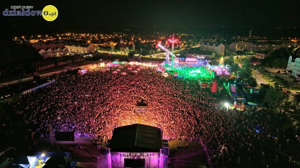 Takiej widowni Działdowo jeszcze nie miało. Dni Działdowa 2025 publiczność Dni Działdowa 2025, widok z lotu ptaka