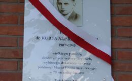 tablica upamiętniającą 70. rocznicę śmierci Kurta Alfreda Obitza (tablica tuż przed odsłonięciem), która znajduje się na budynku Prokuratury Rejonowej w Działdowie / Fot. Karol Wrombel