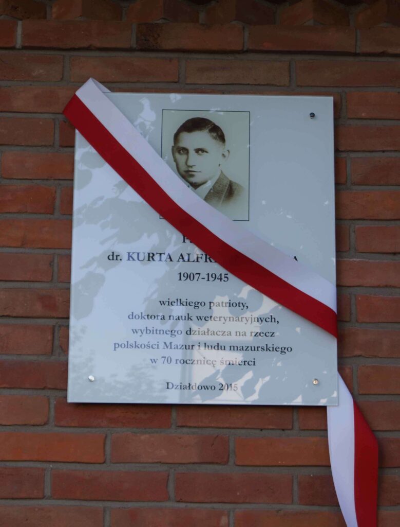 80 lat temu zmarł Kurt Obitz, jeden z najwybitniejszych działaczy mazurskich, mający związek z Działdowem. Kartka z kalendarza tablica upamiętniającą 70. rocznicę śmierci Kurta Alfreda Obitza (tablica tuż przed odsłonięciem), która znajduje się na budynku Prokuratury Rejonowej w Działdowie / Fot. Karol Wrombel