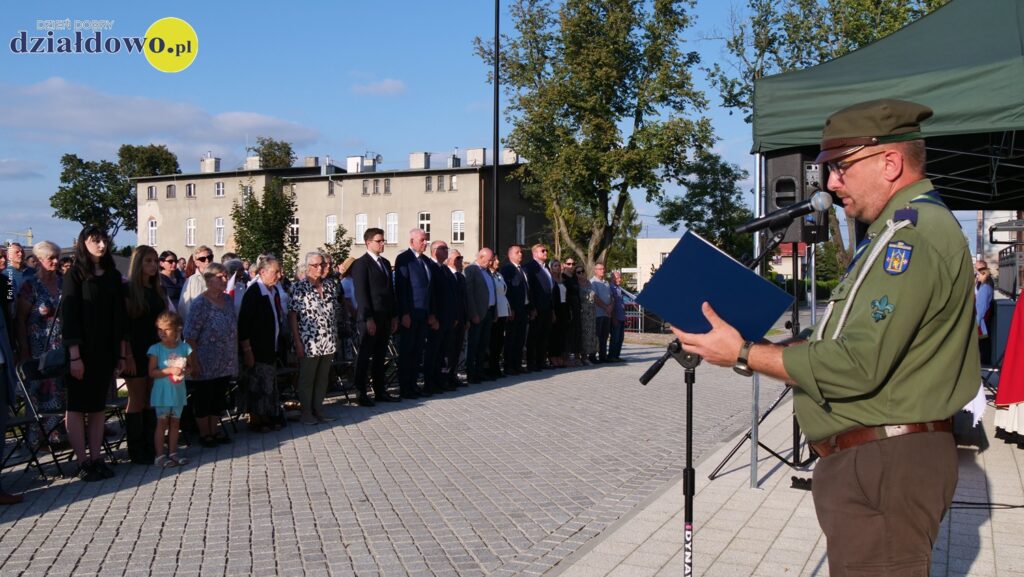 uczestnicy uroczystych obchodów 86. rocznicy wybuchu II Wojny Światowej na placu koszarowym w Działdowie