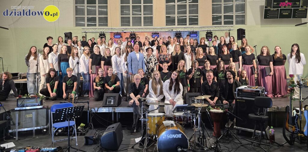 Koncert galowy Festiwalu Chóralnego Młodzi Mają Głos 2025 pamiątkowe zdjęcie artystów występujących na scenie