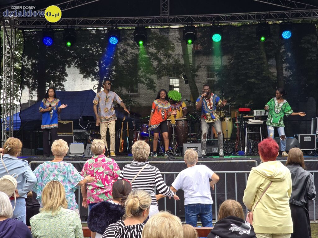 Działdowski Jarmark i Zlot Pojazdów Zabytkowych na scenie występ zespołu "Jambo Africa"