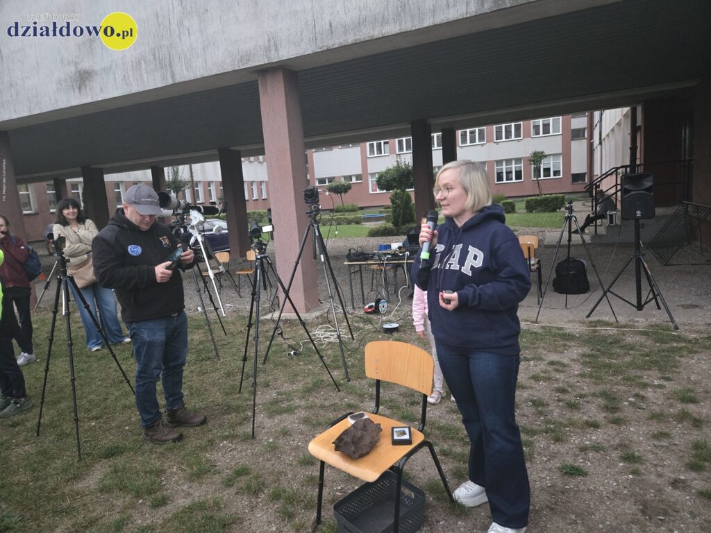 "Krwawy Księżyc" wyszedł zza chmur Magdalena Pilska-Piotrowska, dyrektor Planetarium i Obserwatorium Astronomicznego w Olsztynie podczas wydarzenia wspólnego oglądania "Krwawego Księżyca" na boisku SP nr 4 w Działdowie