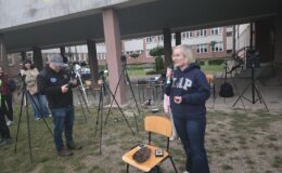 Magdalena Pilska-Piotrowska, dyrektor Planetarium i Obserwatorium Astronomicznego w Olsztynie podczas wydarzenia wspólnego oglądania "Krwawego Księżyca" na boisku SP nr 4 w Działdowie