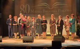 dyrektor Miejskiej Biblioteki Publicznej w Działdowie wraz z pracownikami MBP, wszyscy stoją na scenie MDK