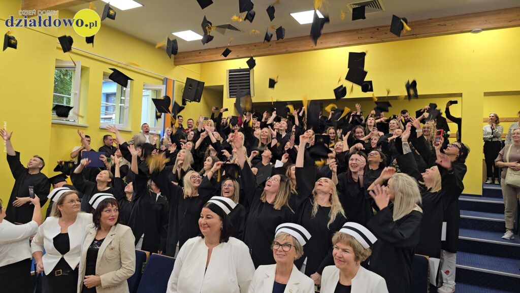 Dyplomatorium i czepkowanie absolwentów Wyższej Szkoły Gospodarki Kolegium Nauk Stosowanych Filii w Działdowie grupa absolwentów podczas uroczystości dyplomatorium i czepkowania