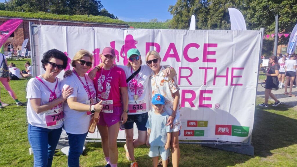 od lewej Ewa Ulatowska, Emilia Michalska, Aneta Wojsyk-Cepowic, Katarzyna Piotrowska i Wioletta Brzozowska z Leosiem podczas Międzynarodowy Bieg Solidarności z Kobietami z Rakiem Piersi „Race for the Cure w Gdańsku