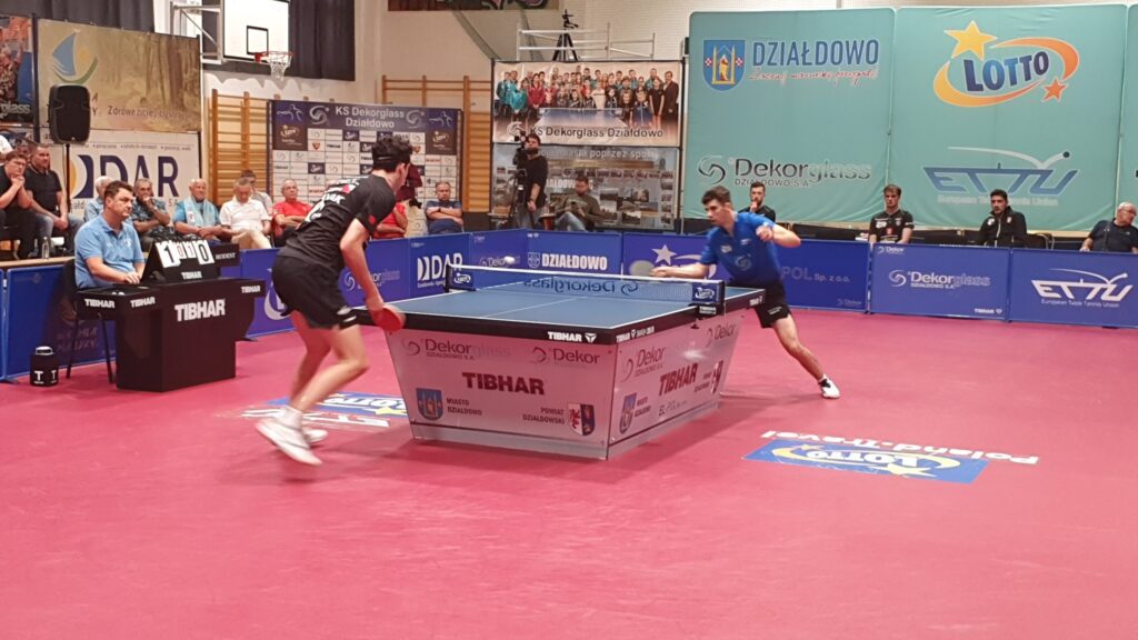 Na inaugurację Dekorglass przegrał z Dartomem Bogorią 1:3 dwóch mężczyzn gra w tenisa stołowego w sali sportowej /fot. KS Dekorglass Działdowo