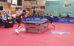 dwóch mężczyzn gra w tenisa stołowego w sali sportowej /fot. KS Dekorglass Działdowo