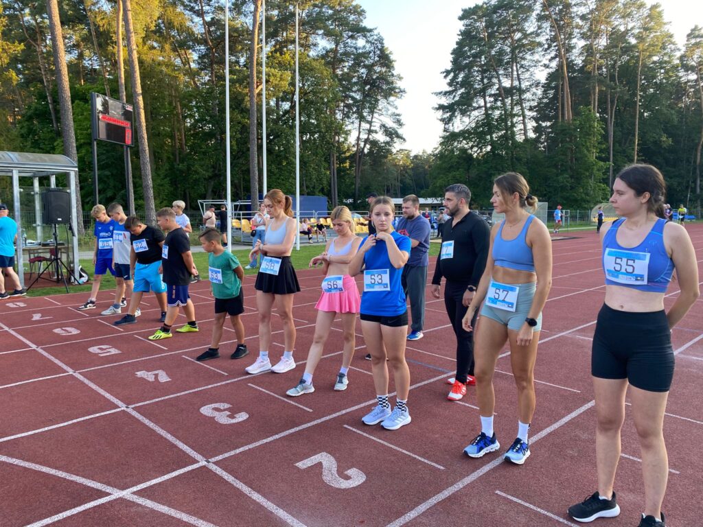Już niebawem Wielki Finał w Teście Coopera zawodnicy stoją na starcie biegu IV części Testu Coopera, który odbył się w Lidzbarku 3 września / fot. archiwum MOSiR Działdowo