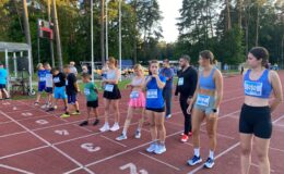 zawodnicy stoją na starcie biegu IV części Testu Coopera, który odbył się w Lidzbarku 3 września / fot. archiwum MOSiR Działdowo