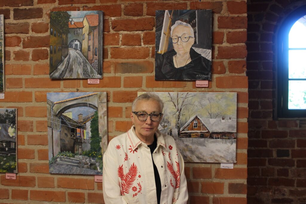 malarka na tle swoich prac - Nina Paszkowska