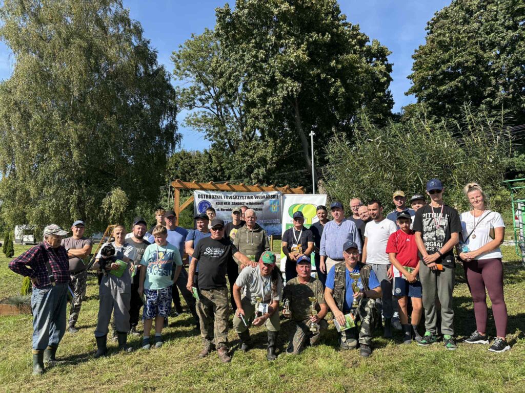 pamiątkowa fotografia uczestników zawodów wędkarskich spławikowych o Puchar Wójta Gminy Działdowo Mirosława Zielińskiego