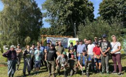 pamiątkowa fotografia uczestników zawodów wędkarskich spławikowych o Puchar Wójta Gminy Działdowo Mirosława Zielińskiego