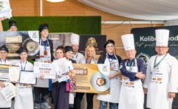 pamiątkowa fotografia zwyciężczyń z panią nauczycielką i organizatorami / Fot. Wyższa Szkoła Turystyki i Hotelarstwa w Gdańsku/Zespól Szkół w Malinowie)